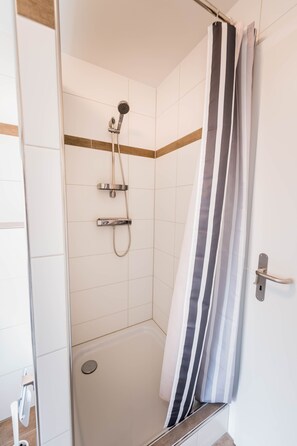 Bathroom shower - Riverside Apartments by Lucerne Holidays (Lucerne)