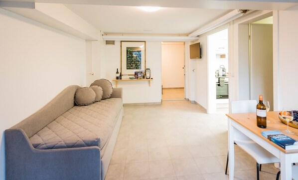 Living area - Riverside Apartments by Lucerne Holidays (Lucerne)