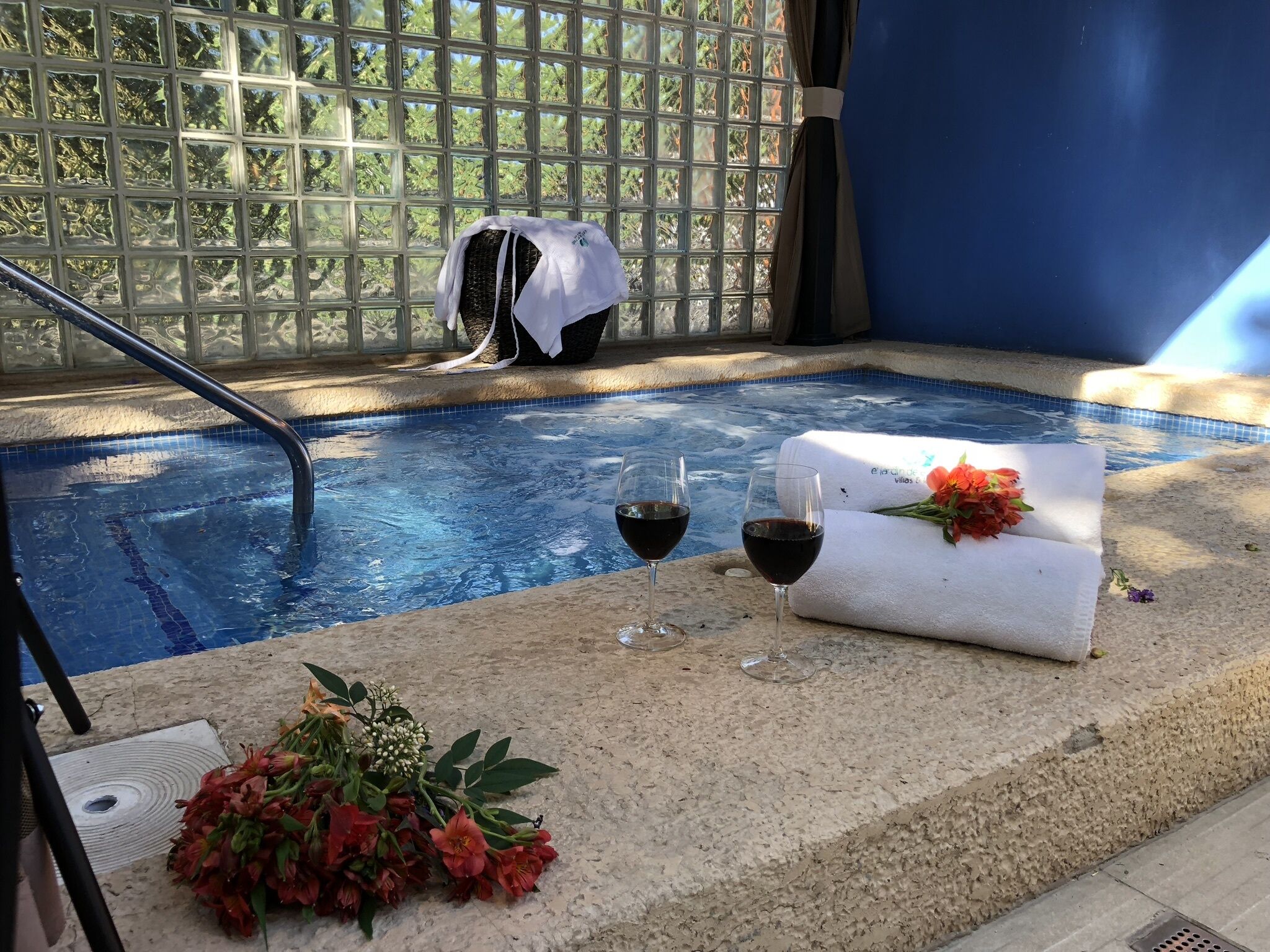 Tina de hidromasaje, baño de vapor y aromaterapia 