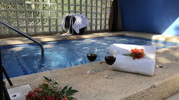 Tina de hidromasaje, baño de vapor y aromaterapia