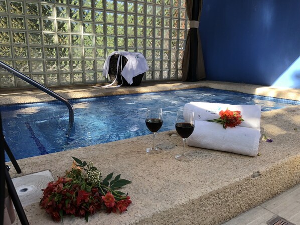 Una bañera de hidromasaje, baño turco, aromaterapia