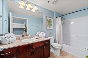 Badewanne, Haartrockner, Handtücher