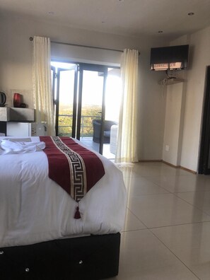 Tabla de planchar con plancha, wifi gratis y ropa de cama 