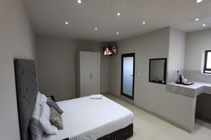 Tabla de planchar con plancha, wifi gratis y ropa de cama 