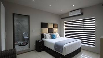 Deluxe Double Room | Iron/ironing board, free WiFi, bed sheets