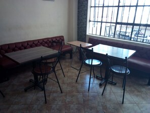 Frühstück, Mittagessen, Abendessen, lokale und internationale Küche 