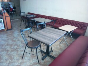 Se sirven desayunos, comidas y cenas