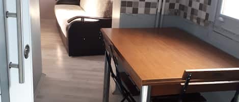 베이직 아파트, 침실 1개 | 거실 공간 | 위성 채널 시청이 가능한 32인치 LCD TV, TV