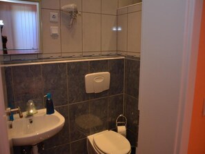 Dusche, Haartrockner, Handtücher, Seife