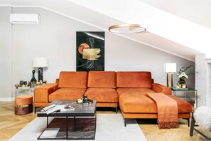 Exclusive-Apartment | Wohnzimmer | 45-Zoll-Flachbildfernseher mit Digitalempfang, LED-Fernseher, Kamin