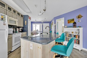 Mikrowelle, Geschirrspüler, Kochgeschirr/Geschirr/Besteck