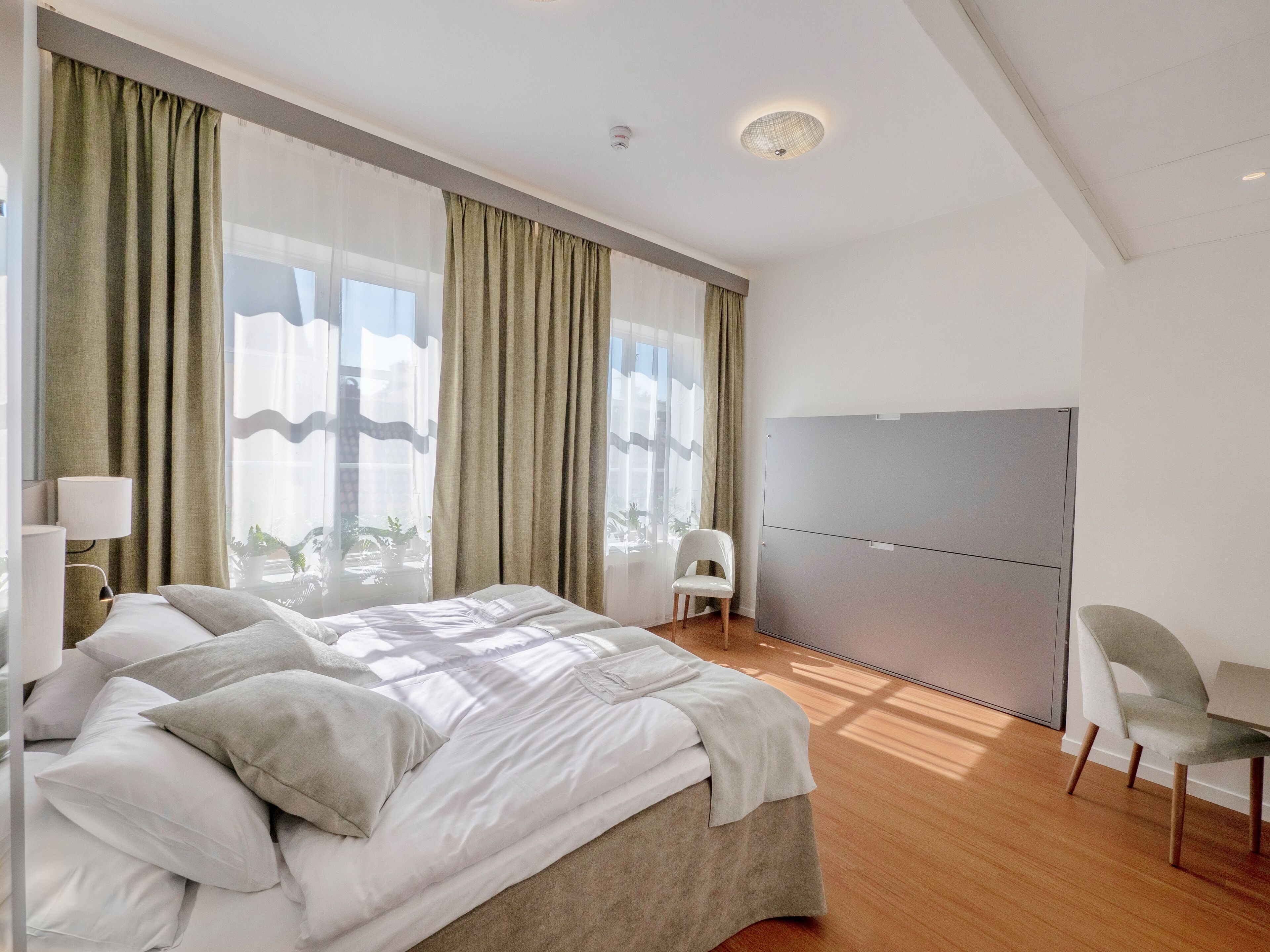 familyroom | 1 bedroom, desk, blackout curtains, free wifi