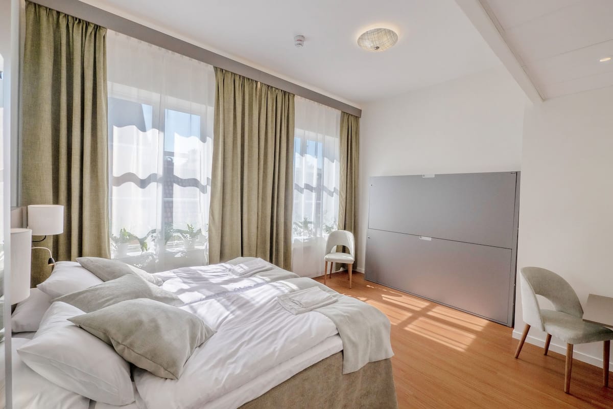 familyroom | 1 bedroom, desk, blackout curtains, free wifi