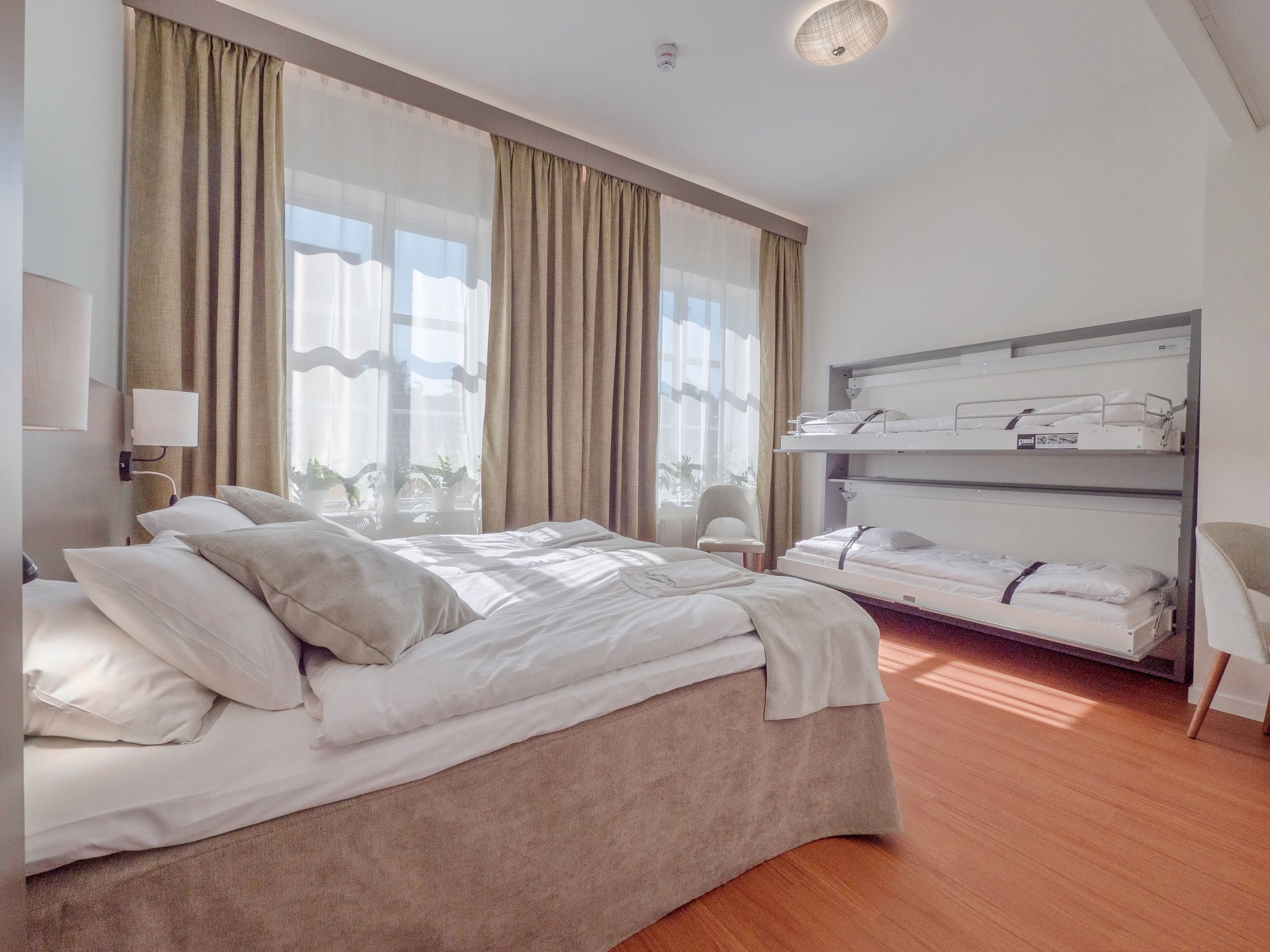 familyroom | 1 bedroom, desk, blackout curtains, free wifi