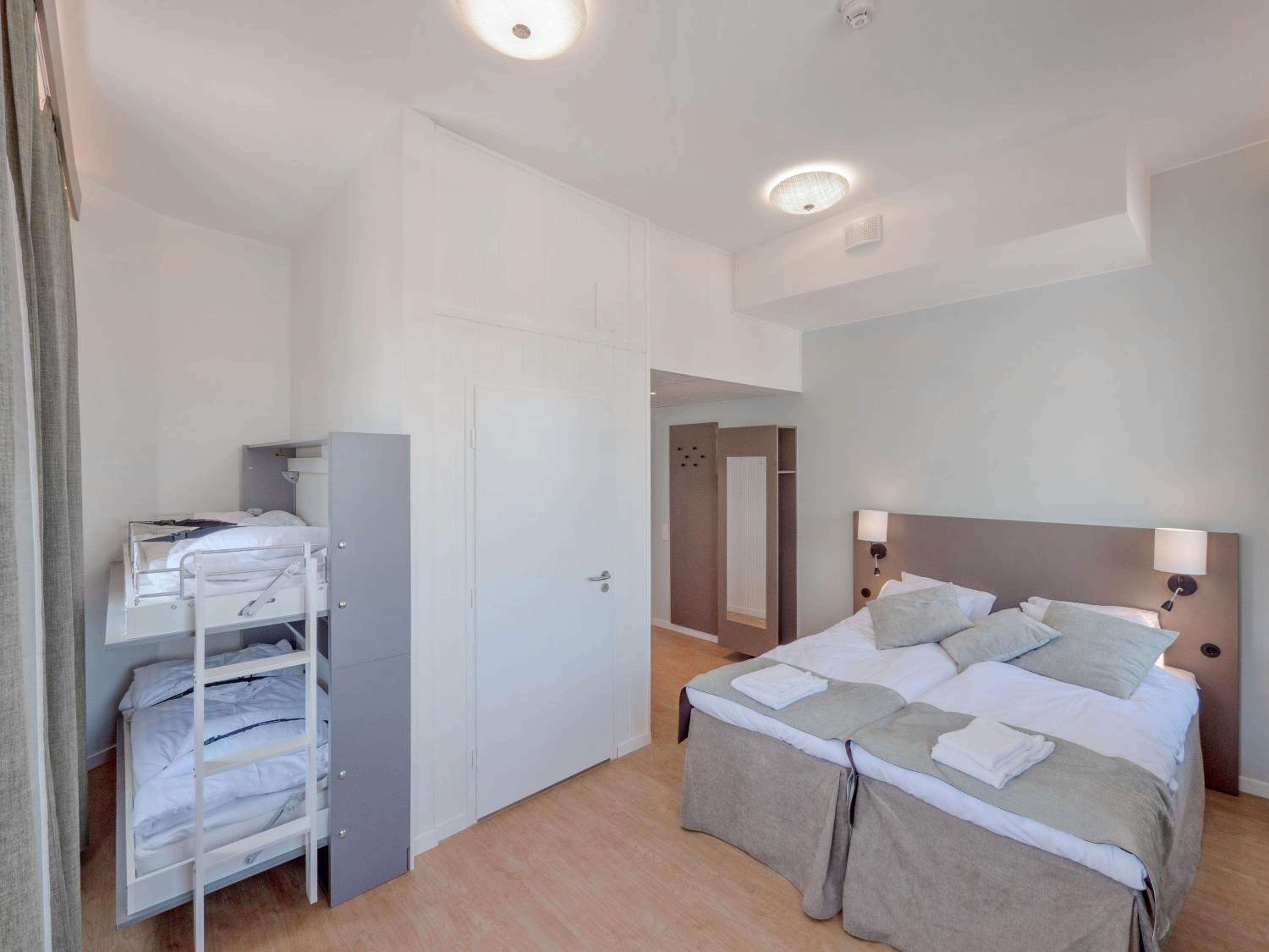 Ein Hotelzimmer mit einem großen Bett, einem Kleiderschrank und einem begehbaren Kleiderschrank.