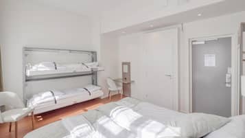 Escrivaninha, cortinas blackout, Wi-Fi de cortesia, roupa de cama