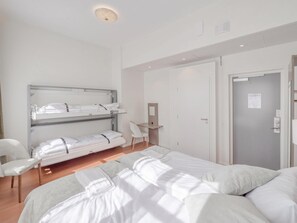 Escritorio, cortinas blackout, wifi gratis y ropa de cama 