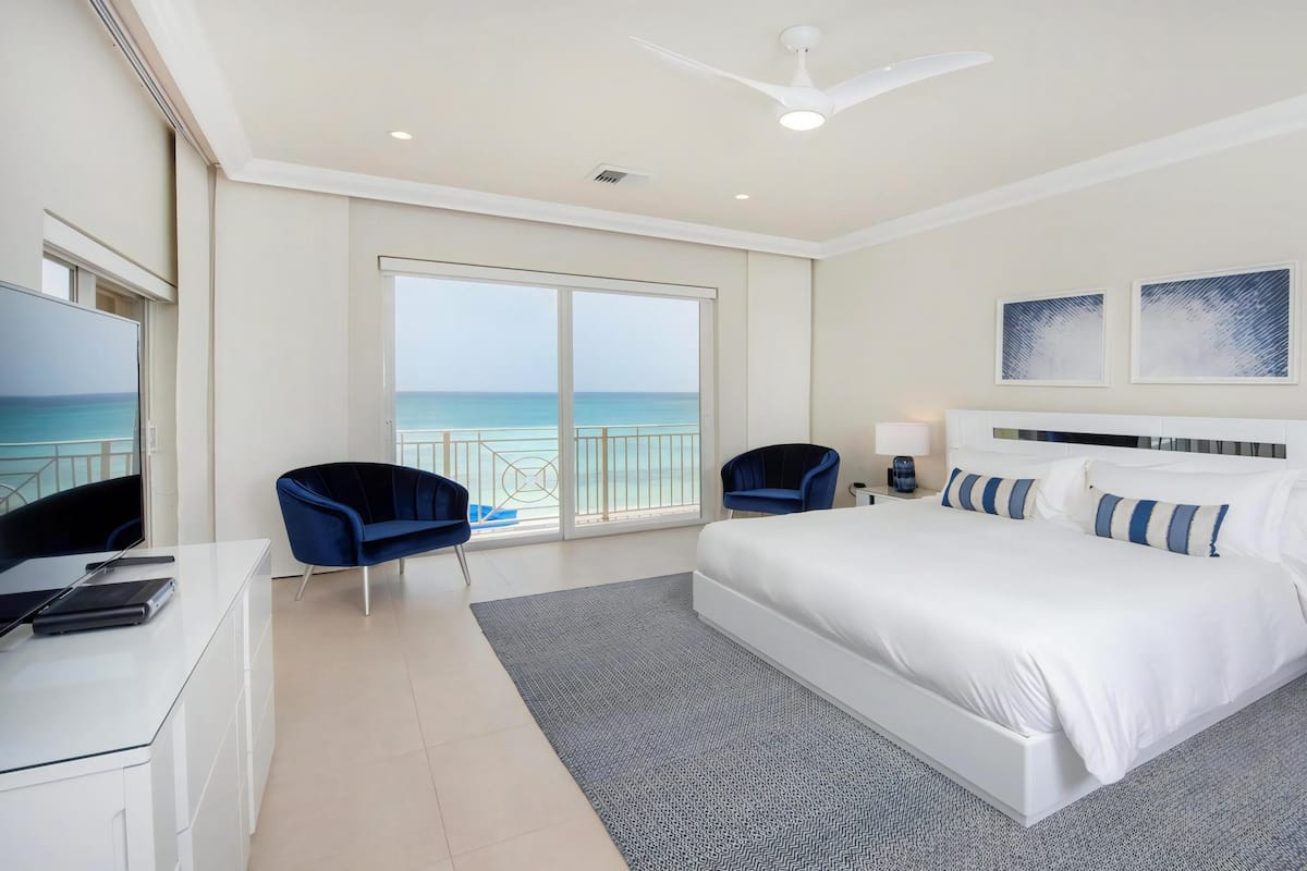 4 bedrooms, premium bedding, in-room safe, individually decorated