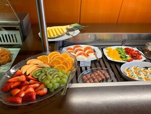 Petit déjeuner buffet (16 EUR par personne)