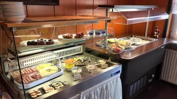 Tägliches Frühstücksbuffet (16 EUR pro Person)