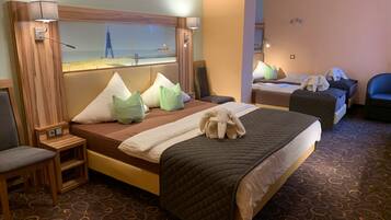 Standard-Vierbettzimmer | Zimmersafe, Schreibtisch, laptopgeeigneter Arbeitsplatz