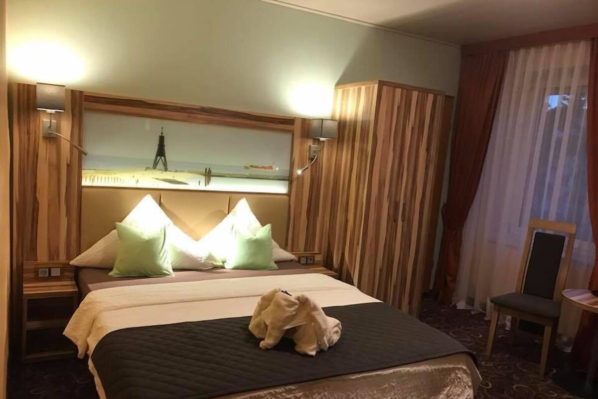 Standard Double Room | In-room safe, desk, laptop workspace, blackout drapes