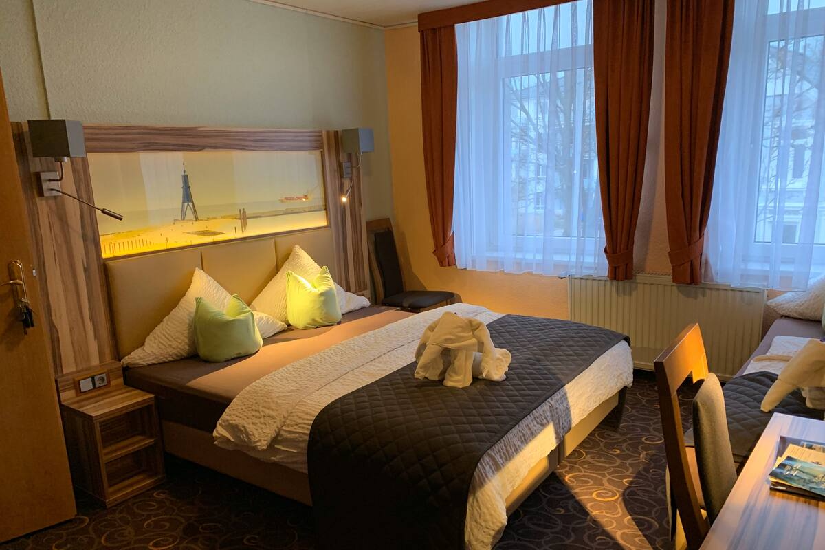 Standard Triple Room, 1 Bedroom, Non Smoking | In-room safe, desk, laptop workspace, blackout drapes