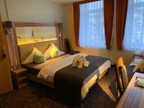 Standard Triple Room, 1 Bedroom, Non Smoking | In-room safe, desk, laptop workspace, blackout drapes - Hotel Seemeile (Cuxhaven)