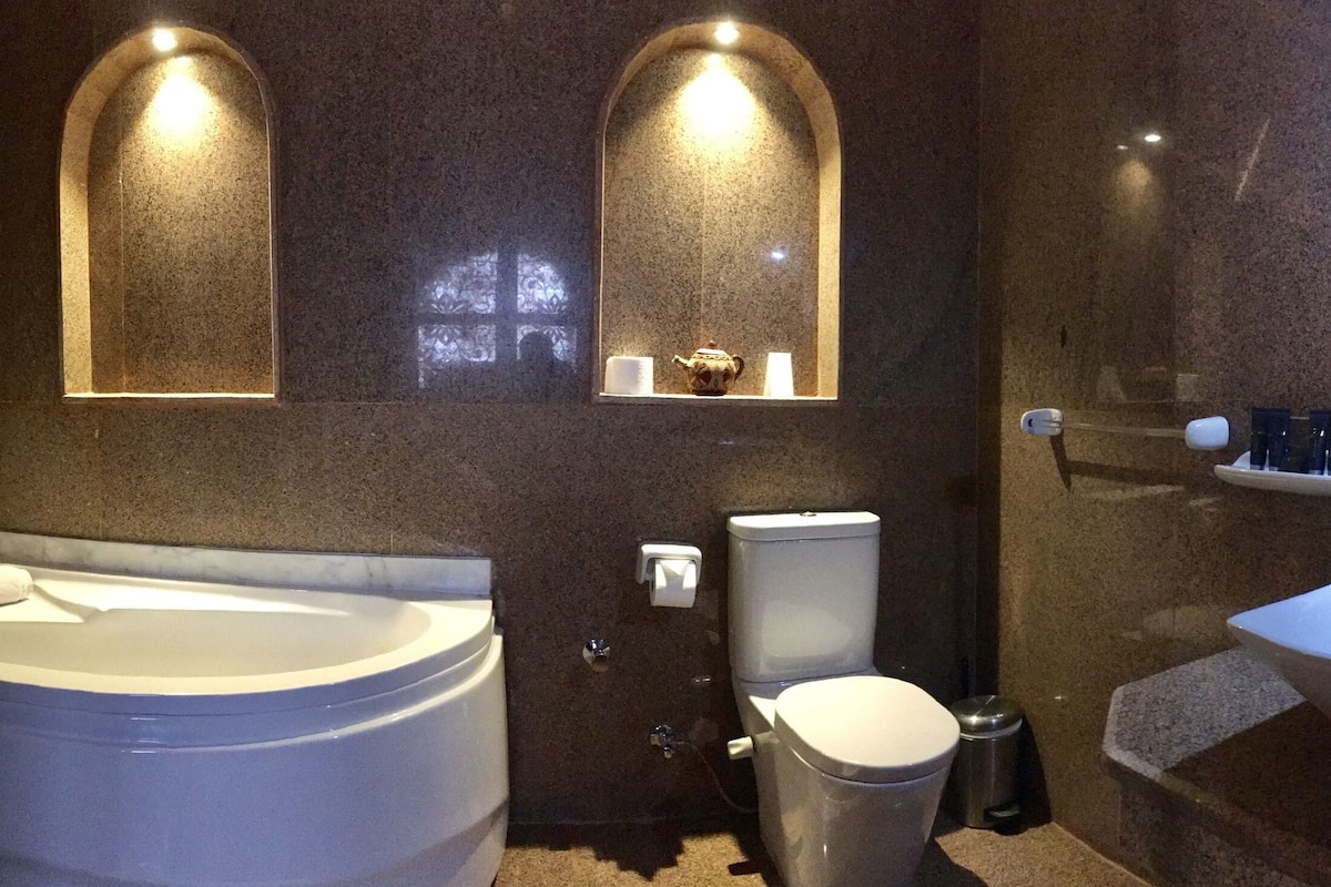 luxury room (ruby) | bathroom | free toiletries, hair dryer, bathrobes, towels