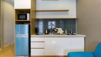 Microondas y utensilios de cocina