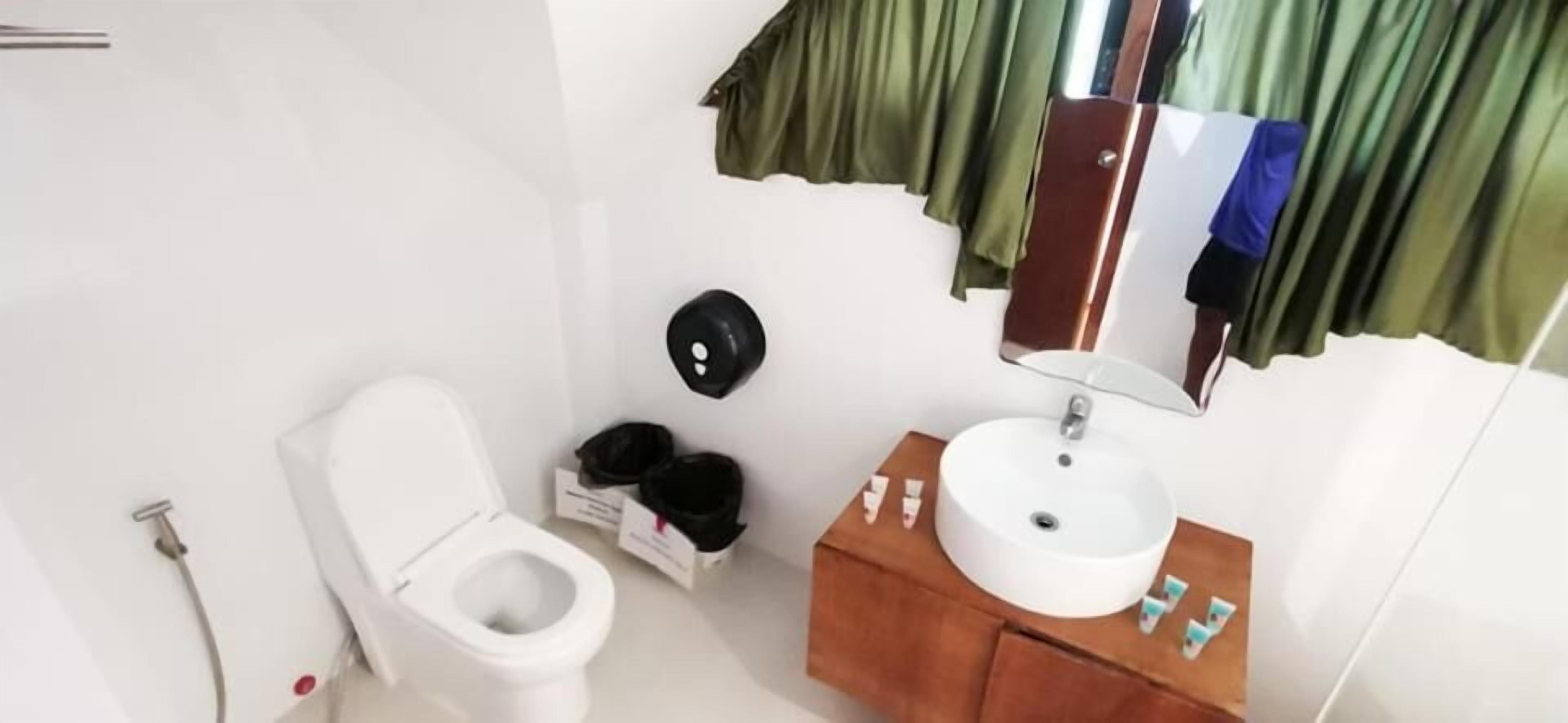 Artículos de tocador gratuitos, pantuflas, bidet