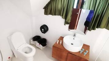 Artículos de tocador gratuitos, pantuflas, bidet