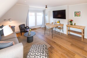 Deluxe Condo | Living area | 150-cm flat-screen TV with satellite channels, Smart TV - Welle11 Westerland Sylt (Sylt)