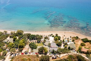 En la playa y camastros 