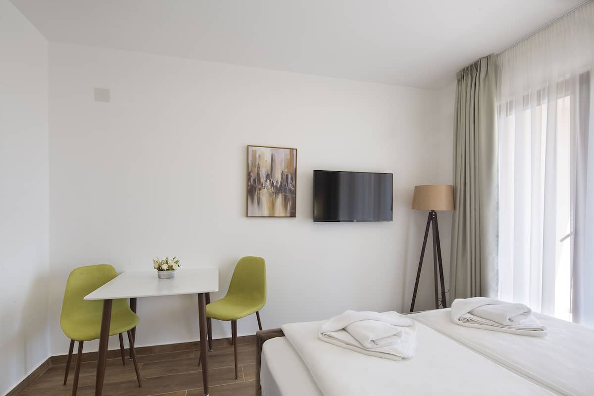 Leilighet (4) | Minibar, skrivebord, skrivebord for bærbar PC og blendingsgardiner