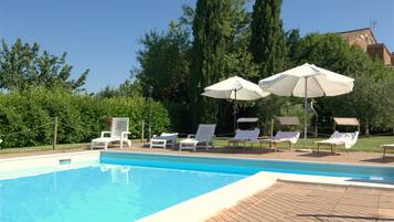 2 piscine all'aperto, ombrelloni da piscina, lettini