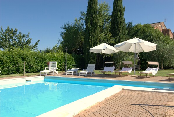 2 kolam renang terbuka, payung kolam, kerusi lepak pantai 