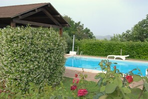 2 piscinas externas, funciona das 9h às 20h, guarda-sóis