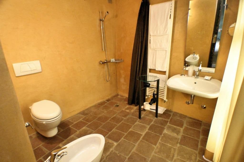 Un baño con inodoro, ducha y lavamanos.