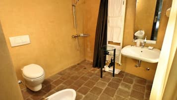 Un baño con inodoro, ducha y lavamanos.