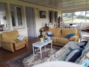 Fernseher, Kamin, DVD-Player, Stereoanlage