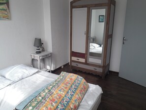 2 chambres, fer et planche à repasser