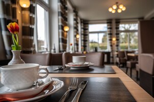 Se ofrece un desayuno bufé (18 EUR por persona)