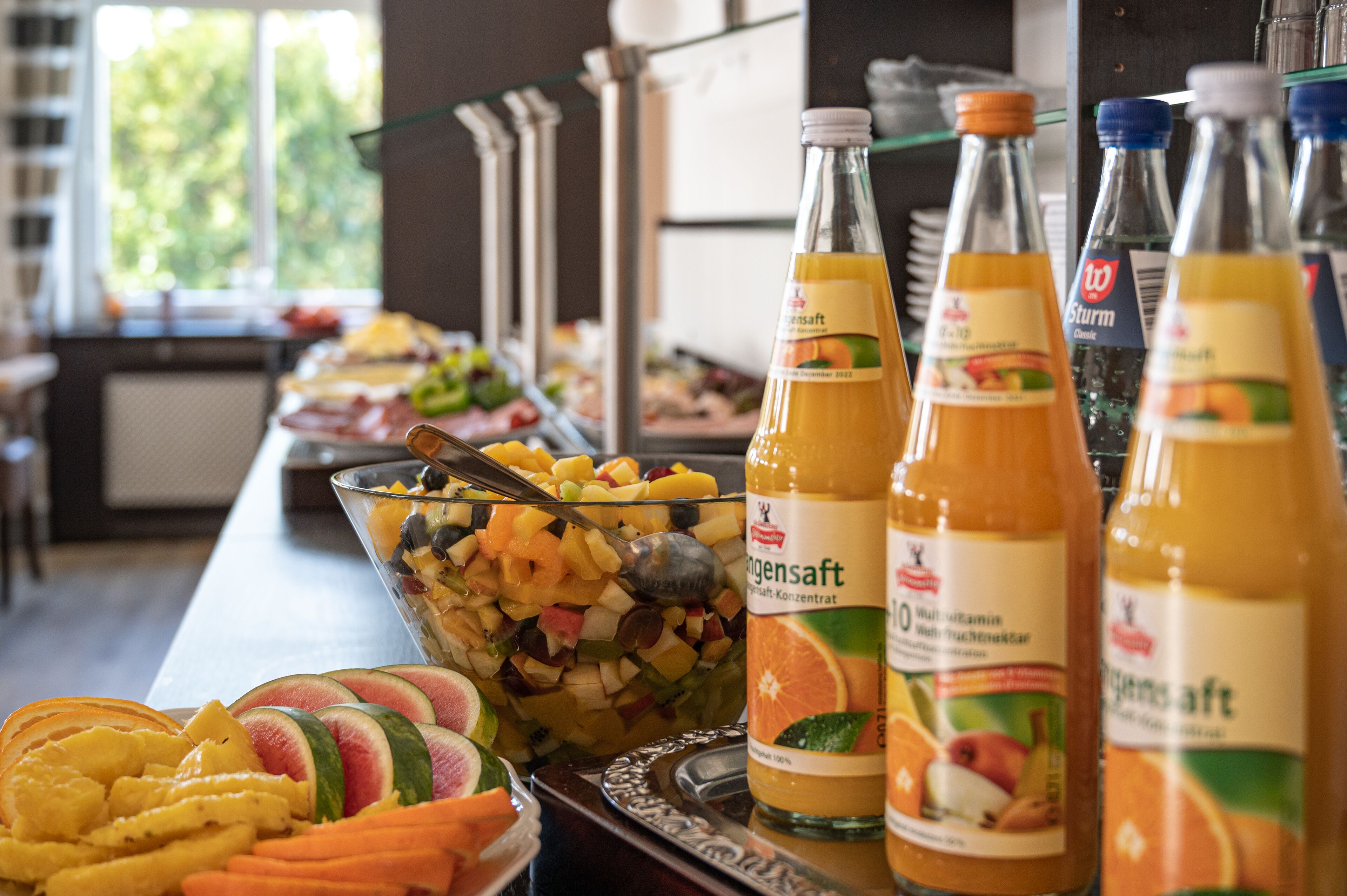 Ein reichhaltiges Buffet mit Obst, Gemüse und Säften.