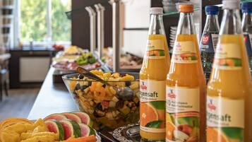 Ein reichhaltiges Buffet mit Obst, Gemüse und Säften.