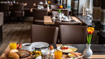 Tägliches Frühstücksbuffet (18 EUR pro Person)