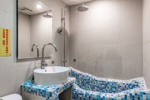 ダブルルーム 浴槽 オーシャンビュー | バスルーム | シャワー、バスアメニティ (無料)、ヘアドライヤー、スリッパ