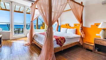 Escritorio, cortinas blackout, sistema de insonorización y wifi gratis