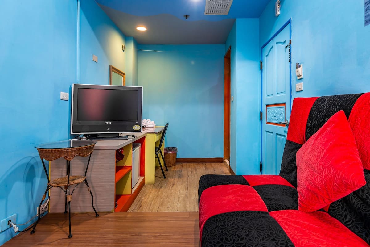 Escritorio, cortinas blackout, sistema de insonorización y wifi gratis