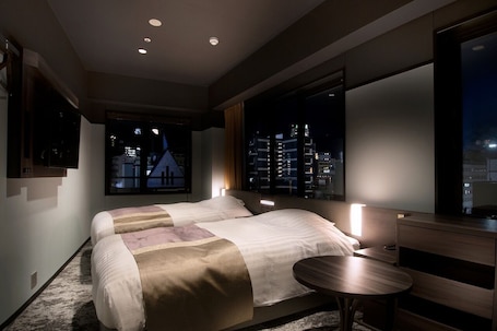 Triple Room | Blackout drapes, soundproofing, free WiFi, bed sheets. Kobe Plaza Hotel West